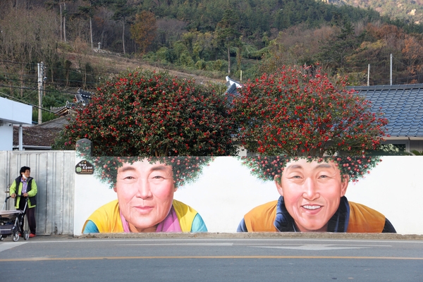 암태면 기동삼거리 동백할머니할아버지벽화 1