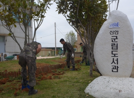 장병들의 화단가꾸기 자원봉사 활동 3