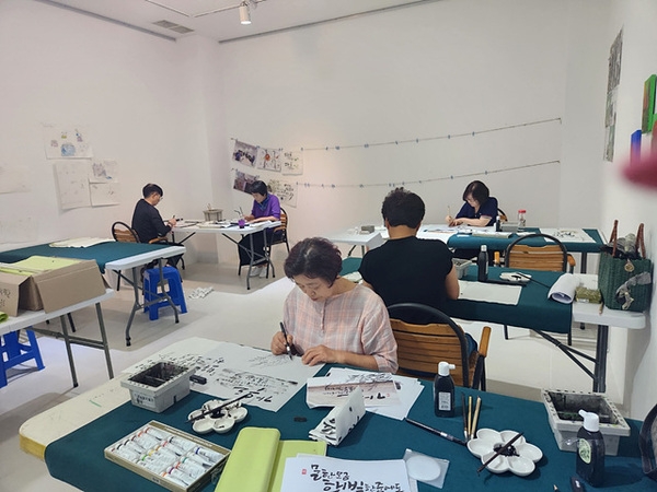 [저녁노을미술관] 누구나 쉽게 배우는 캘리그라피 1의 이미지 확대 보기