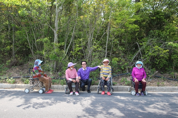 2022.05.07 안좌면 할머니들과 기념촬영 1