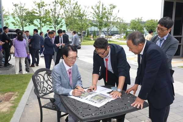 2023.06.07  자은면-사)한국피아노조율사협회 업무협약식-직원 결재 3