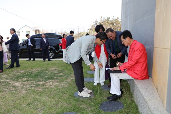 2023.06.09  한국미협신안지부 정기전시회 관람 4