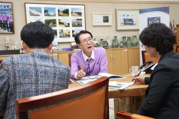 2023. 10. 23   신안군청 군수님실-소설 암태도 공간구현 용역보고 3