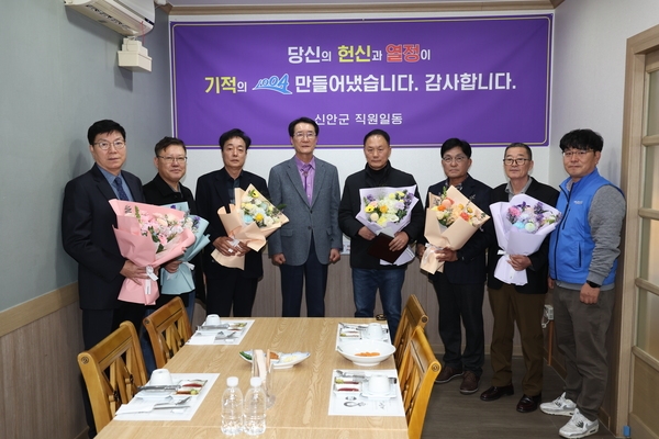 2024.12.09_ 퇴직공무원 재직기념패 전달 1