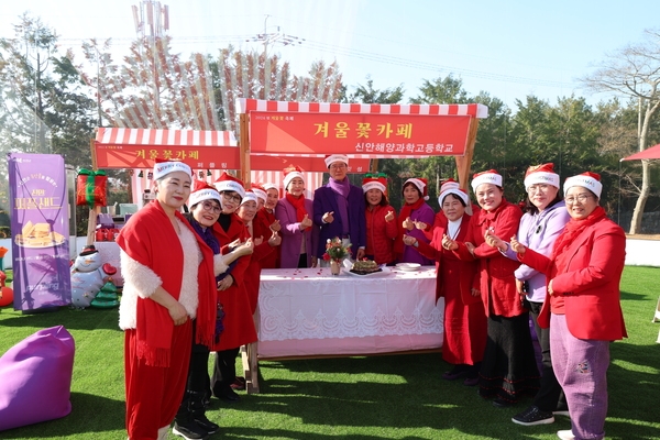 2024.12.19_ 신안군 여성단체회원 겨울꽃축제장 방문 격려 1