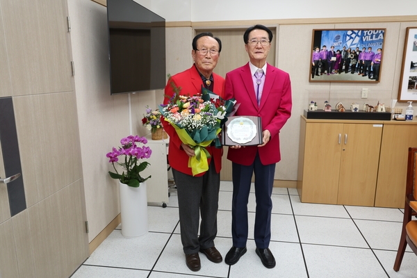 2024.12.26_ 노인복지 유공자(압해읍 조장성) 표창패 수여 1
