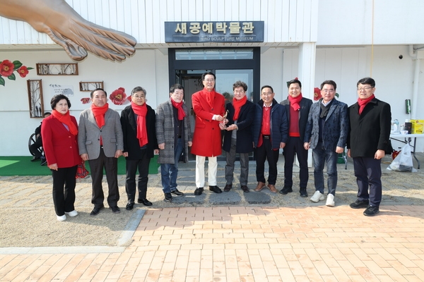 2025.02.26_ 흑산면 주요사업장 방문(새공예박물관)-신안군 출입기자단 새공예품 전달식 1