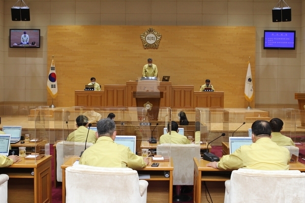 신안군의회 제300회 제2차 정례회 폐회..