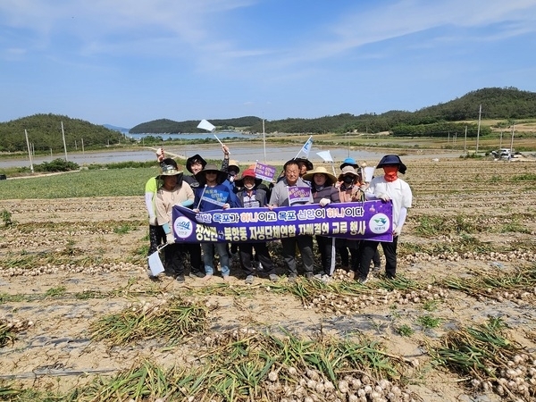 신안군 장산면-목포시 북항동 도·농 상생교류 활발..'농번기 농촌일손돕기, 어르신 이미용 봉사'1