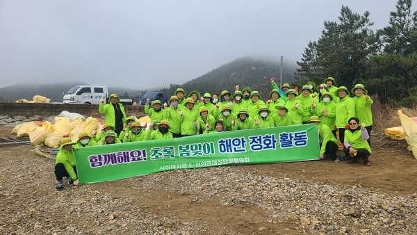 신의면, 바다 정화 활동으로 초록 봄을 맞이하다..'여성단체회원들 아름다운 바다 환경 살리기에 주력'1