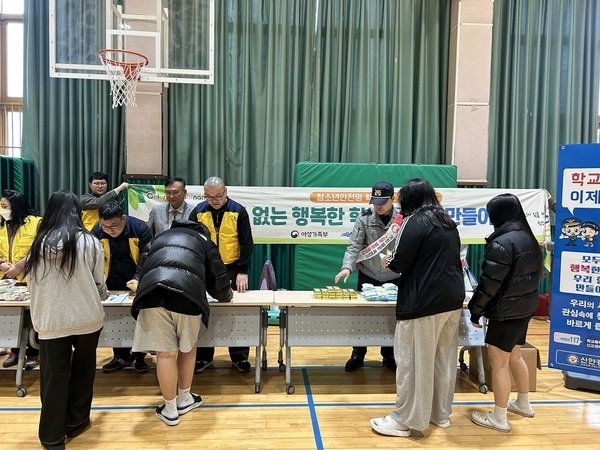 신안군, 청소년안전망 연합 학교폭력예방캠페인 실시..'폭력 없는 행복한 학교 우리가 만들어요'1