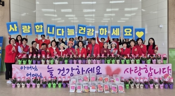 신안군여성단체협의회, 어버이날 맞이‘카네이션 꽃 나눔’ 행사 펼쳐..2021년부터 올해까지 누적 9,000여 명의 어르신께 감사의 마음 전달1