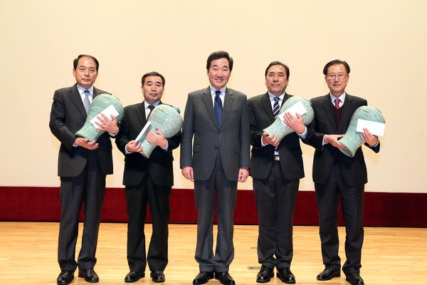 신안군, 2015년도 전라남도 친환경농업대상 최우수상 수상..'발로 뛰는 현장행정을 펼친 결과 가시적인 성과 거둬'  1