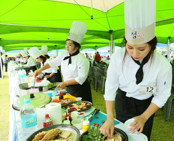 2017 신안 섬요리 경연대회, 신안 대표 맛으로 도초도 선정!..'박속초계탕, 톳전복게우젓밥 등 향토음식 선보인 도초도, 최경애, 심영애 ‘대상’' 4