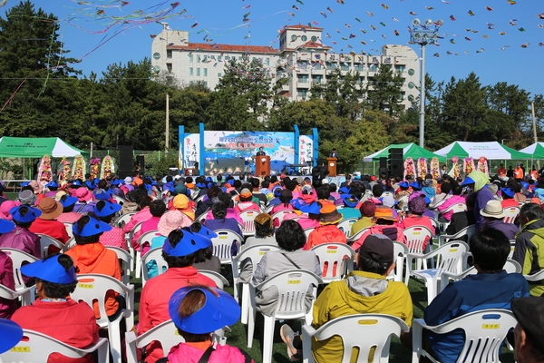  제21회 흑산면 노인의 날 및 18회 면민 한마당 잔치 개최 1