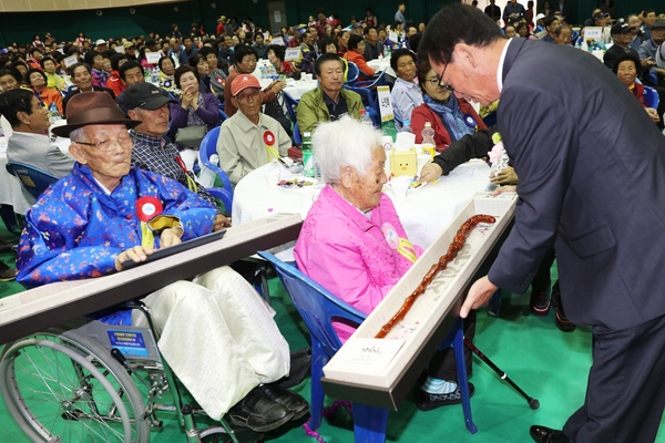 신안군, 압해읍에서 “제23회 노인의 날 기념행사” 성료..