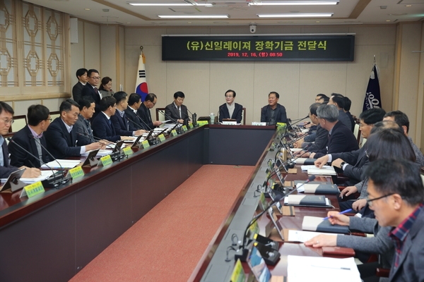 (유)신일레이져, 신안군장학재단에 장학기금 1,000만원 기탁 3