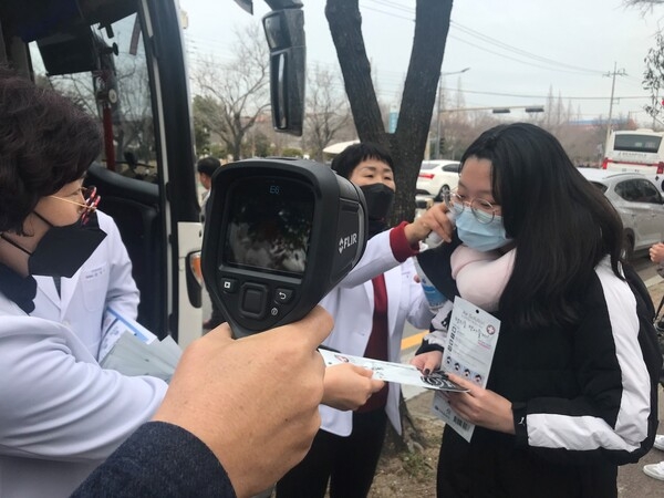 1004섬 섬마을 중학생 어학연수 마치고 무사귀환..'보건소 해외연수 학생들 열화상체크 등 위생 방역 강화' 3