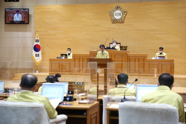 박우량 신안군수 군의회 시정연설 내년 군정운영 방향 제시..