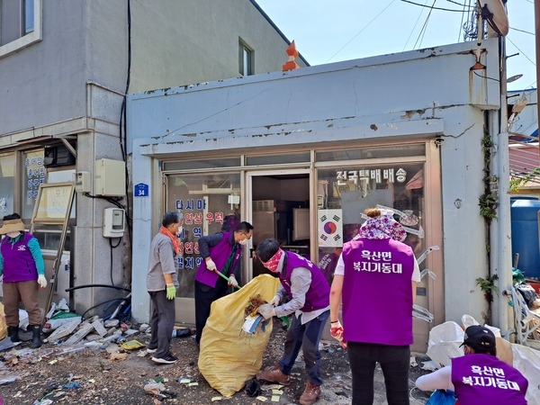 신안군 흑산면 자원봉사회 사랑의 집청소 봉사활동 펼쳐..