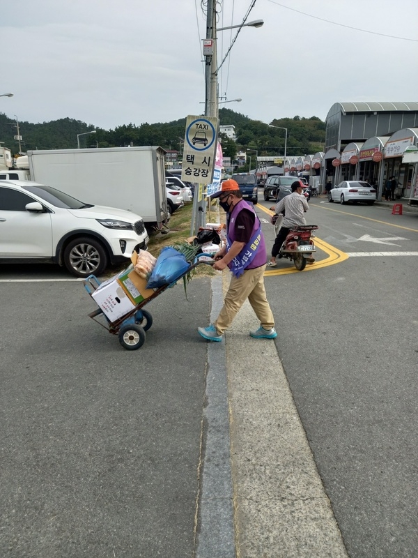 지도 전통시장 배송 도우미 서비스 시작..'시장 주차장, 버스정류장까지 짐 운반으로 이용 편의 제공' 2