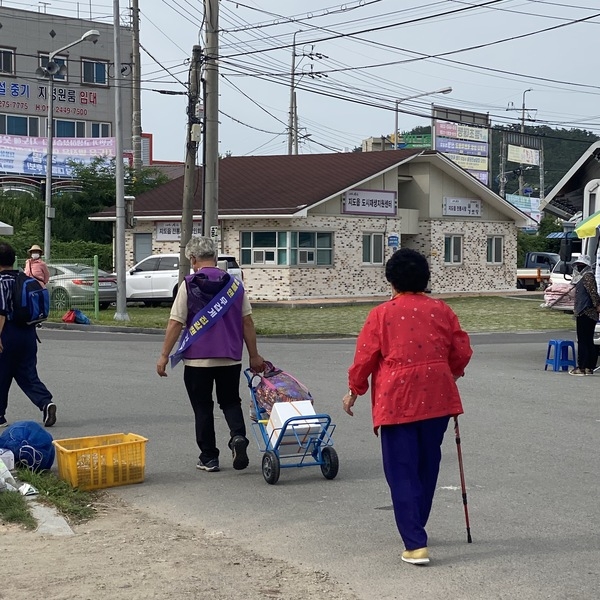 지도 전통시장 배송 도우미 서비스 시작..'시장 주차장, 버스정류장까지 짐 운반으로 이용 편의 제공' 3