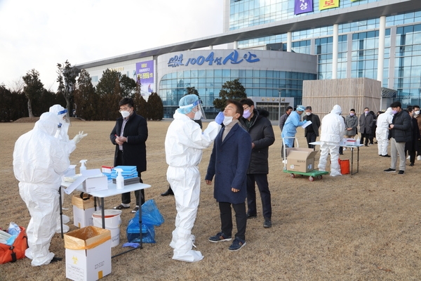 신안군, 전 직원 코로나19 선제적 검사 실시 2