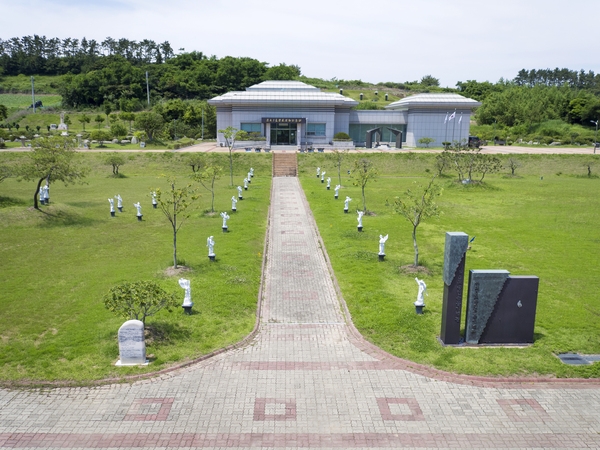 1004섬 신안군“섬지역 폐교 나오는 즉시 매입”한다..