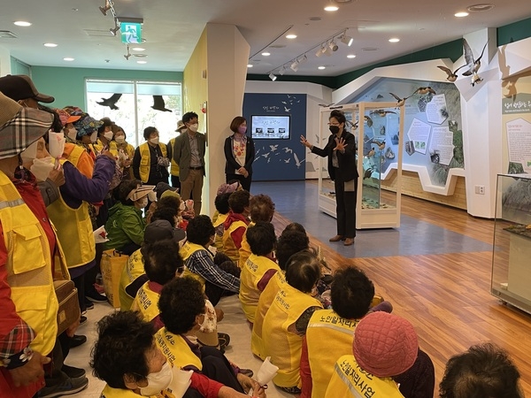 흑산면여성단체협의회, “사랑의 카네이션 나눔” 봉사 추진..