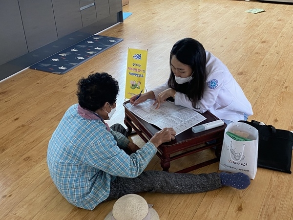 신안군, “발로 뛰는 치매관리사업 순풍”..찾아가는 치매관리사업 어르신 미소 활짝 4