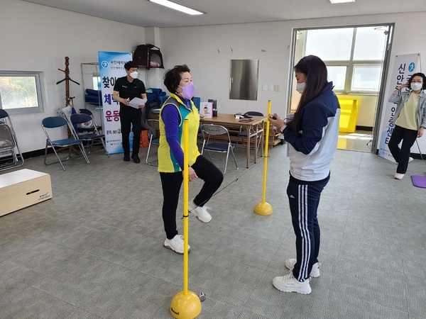 신안군 ‘갱년기 골(骨)키퍼(깊어) 건강교실’체력측정 실시 3