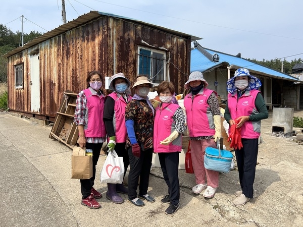 지도읍, 자원봉사자회 청소 봉사활동 펼쳐..