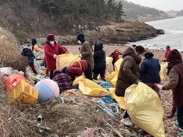 신안군-국립호남권생물자원관-암태면 여성단체협의회 해양환경정화 봉사활동 실시 2