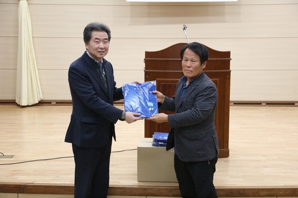 신안군 재경·재광 도초면향우회 ‘섬수국 티셔츠’ 전달..'군정 우수시책(컬러마케팅)에 동참'   4