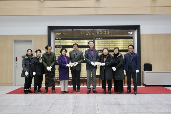 신안군 도초면 서소우이도 부녀회·노인회, 정성 모아 장학금 기탁 ‘훈훈’..