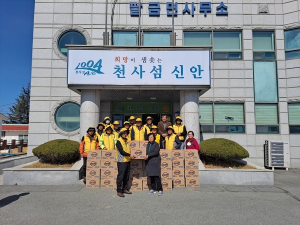 신안군 팔금면 여성빈씨 경로당에 “사랑의 라면” 기부 2