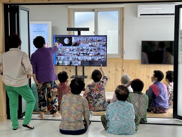 신안군, 스마트경로당 28개소 구축 맞춤형 프로그램 제공..'화상 노인여가 프로그램 운영․키오스크 체험으로 디지털 격차 해소 지원' 5