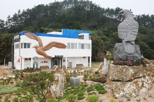 서울대학교 이우신 명예교수, 신안군에 새공예품 기증..