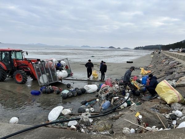 신안군 임자도, 해변 청소 캠페인(해양폐기물, 함께 海치워요!)..