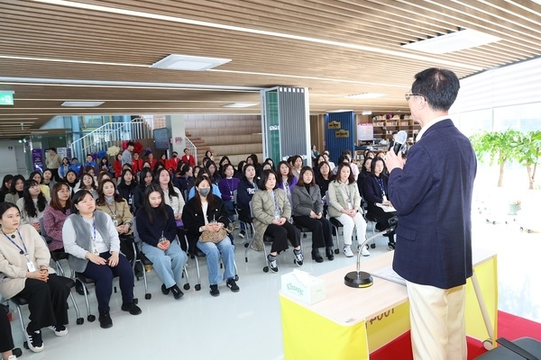 신안군, 아이 키우는 엄마의 행복한 직장 만들기..'박우량 군수, 육아 중인 여직원 90여 명과 마음을 나누다' 2