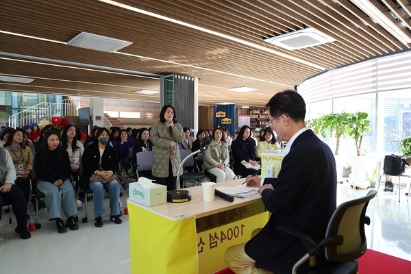 신안군, 아이 키우는 엄마의 행복한 직장 만들기..'박우량 군수, 육아 중인 여직원 90여 명과 마음을 나누다' 4