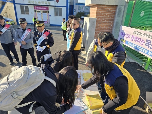 신안군, 청소년안전망 학교폭력예방캠페인 실시..'마음에 ‘똑똑’하세요! 청소년전화1388' 2