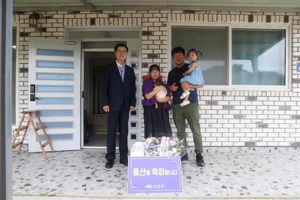 신안군수, 출산가정 방문 출산공로패 전달로 고마움 전해..