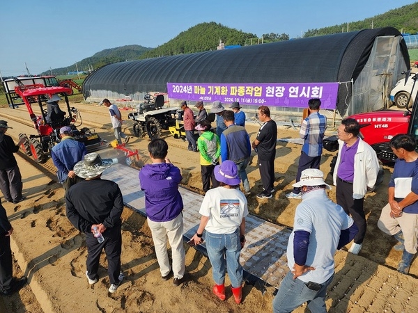 신안군, 마늘 전 과정 기계화 본격 추진..'마늘 파종기계 8종 현장 시연' 1