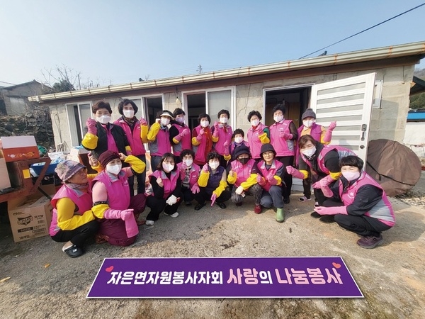 신안군 자은면 자원봉사자회, 취약계층을 위한 ‘희망의 청소 봉사’ 활동 펼쳐 1의 이미지 확대 보기