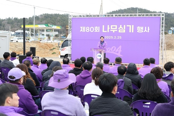 신안군, 전국 첫 식목행사 개최..의 이미지 확대 보기