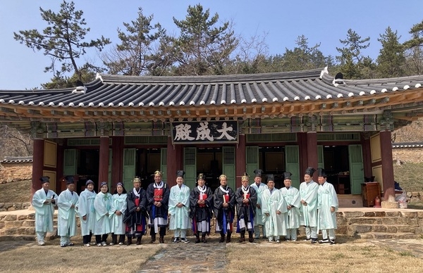 신안 지도향교, 공기 2576년 춘기 석전대제 봉행..의 이미지 확대 보기