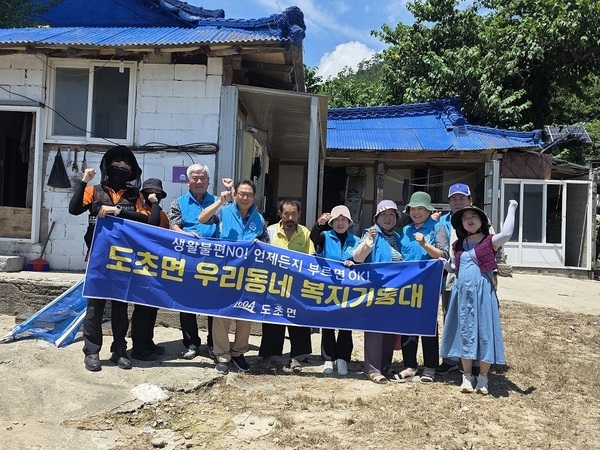 도초면 복지기동대-신안소방서 119생활안전순찰대, 주택 화재 안전진단 및 생활 불편 해소 협업..'취약계층 10여 가구 대상, 생활 밀착형 안전 서비스 제공' 1