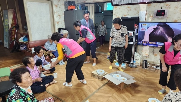 흑산면 자원봉사자회 추석맞이 사랑의 송편 나눔..