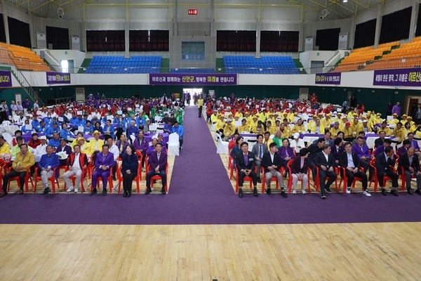 신안군, 2025년 노인의 날 기념식 개최..'어른다운 노인으로, 건강하고 즐거운 노년을 위해' 2